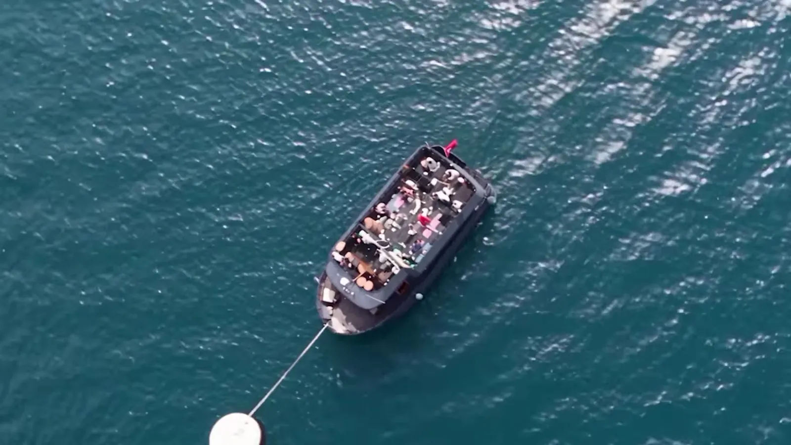 Boğaz'da şamandıraya bağlı tekne, tepeden drone çekimi